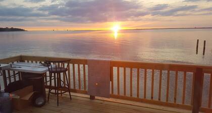 Annapolis Cozy Beachfront/Waterfront w/Chesapeake Bay Bridge view