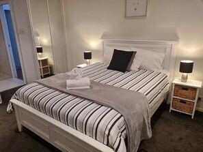 Superior Room, River View | Iron/ironing board, free WiFi, bed sheets - Wharf Lodge (Maroochydore)