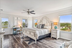 3 makuuhuonetta, työpöytä, silitysrauta/-lauta, vauvan matkasänky