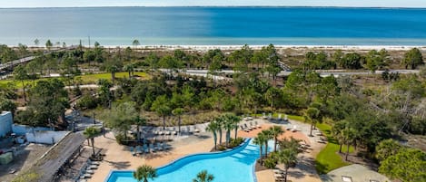 Una piscina al aire libre, una piscina climatizada