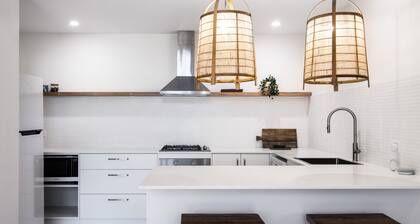 Hidden Jem is Luxurious and is walking distance to town