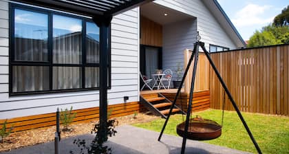 Hidden Jem is Luxurious and is walking distance to town