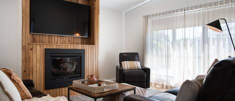 Smart TV, lareira, livros