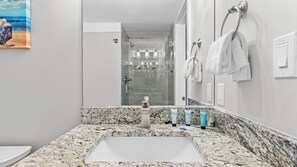 Dusche, Haartrockner, Handtücher, Shampoo