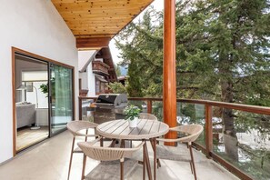 Outdoor dining - Chalet with hot tub near village (Whistler)