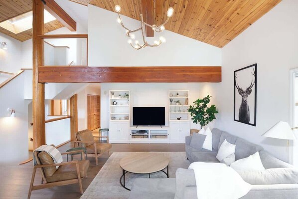 TV, fireplace, offices - Chalet with hot tub near village (Whistler)