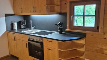 Jääkaappi, uuni, liesi, kahvin-/teenkeitin