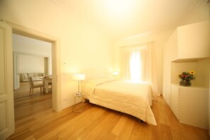 1 slaapkamer, een bureau, een strijkplank/strijkijzer, reisbedje