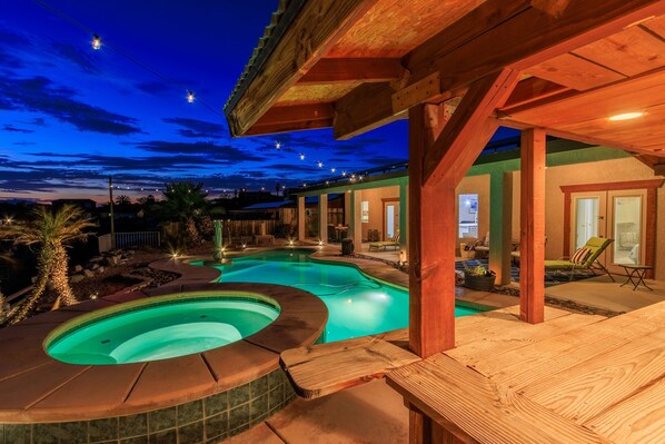 Outdoor pool, a heated pool - Extended Stay Oasis/Lake Views/Pool+Hot Tub/Snowbird Friendly/RV Covered Parking (Lake Havasu City)