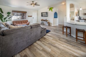 Smart TV - Extended Stay Oasis/Lake Views/Pool+Hot Tub/Snowbird Friendly/RV Covered Parking (Lake Havasu City)