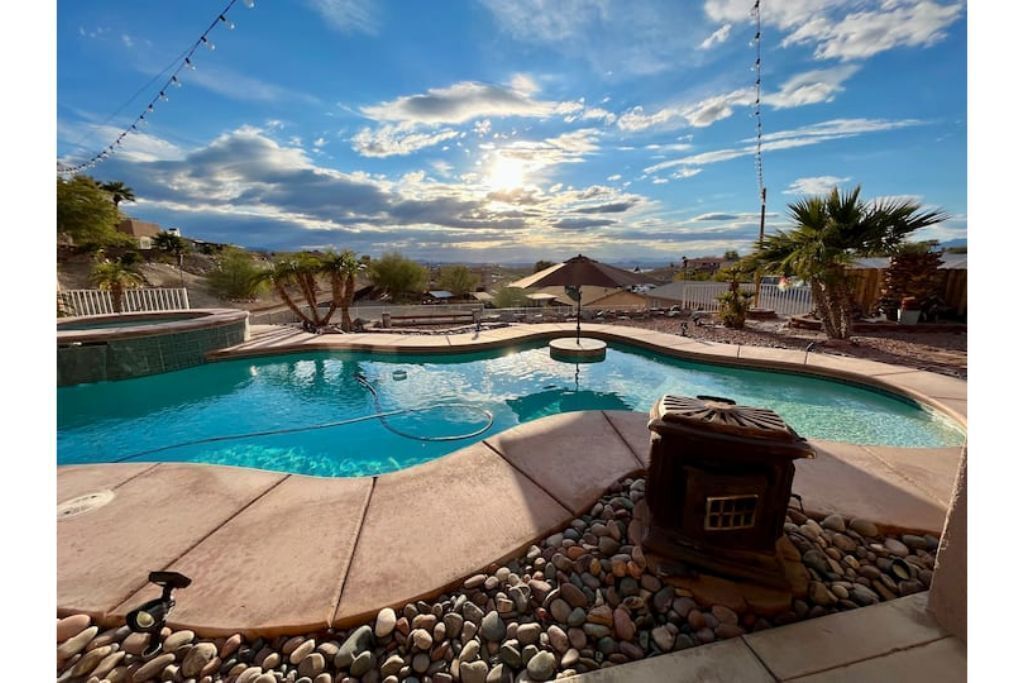 Lake Views-5 Star Location- Heated Pool-Hot Tub- Modern Clean Vibe-Dog Friendly
