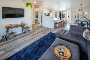 Smart TV - Extended Stay Oasis/Lake Views/Pool+Hot Tub/Snowbird Friendly/RV Covered Parking (Lake Havasu City)