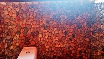 Combined shower/tub, towels