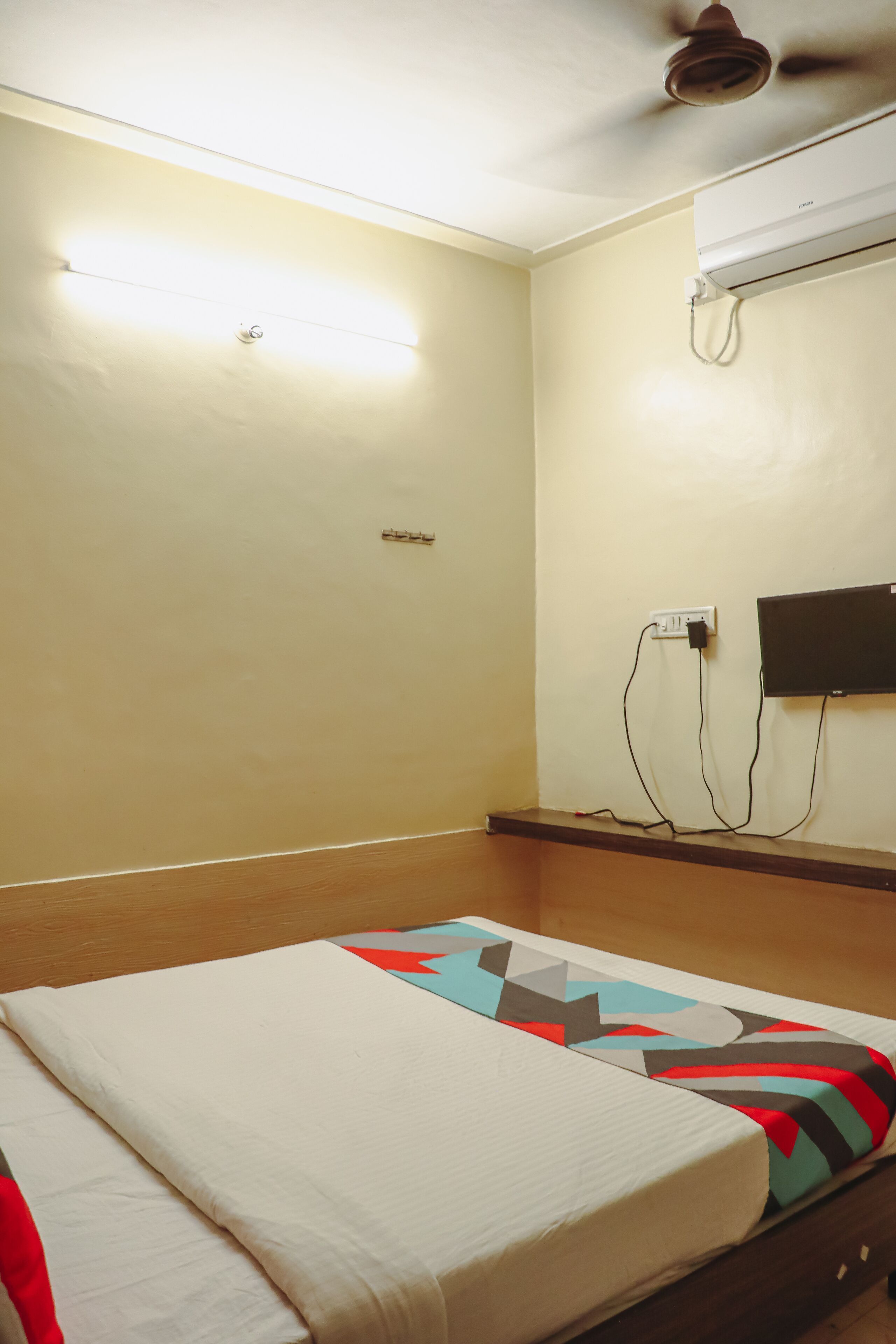 Desk, free WiFi, bed sheets