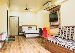 Family Suite room | Desk, free WiFi, bed sheets - Hotel Mukesh residency (Pune)