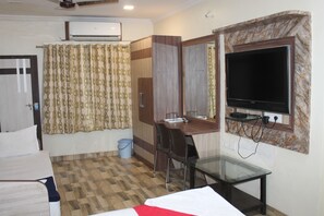 Desk, free WiFi, bed sheets - Hotel Mukesh residency (Pune)