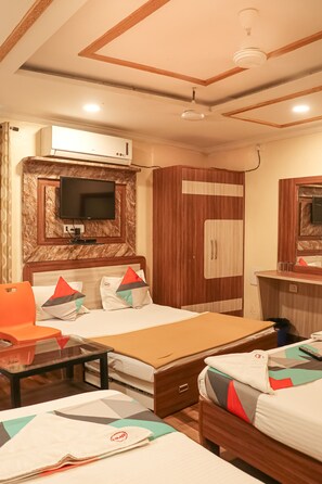 Desk, free WiFi, bed sheets - Hotel Mukesh residency (Pune)