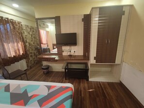 Escritorio, wifi gratis, ropa de cama