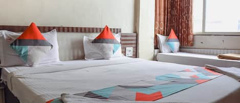 Escritorio, wifi gratis y ropa de cama