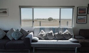 Smart-TV, Kamin, Bücher