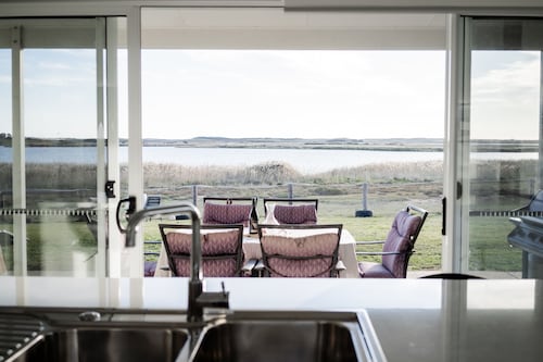 Coorong Island Retreat - Pet Friendly - Farm Stay
