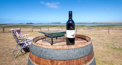 Coorong Island Retreat - Pet Friendly - Farm Stay