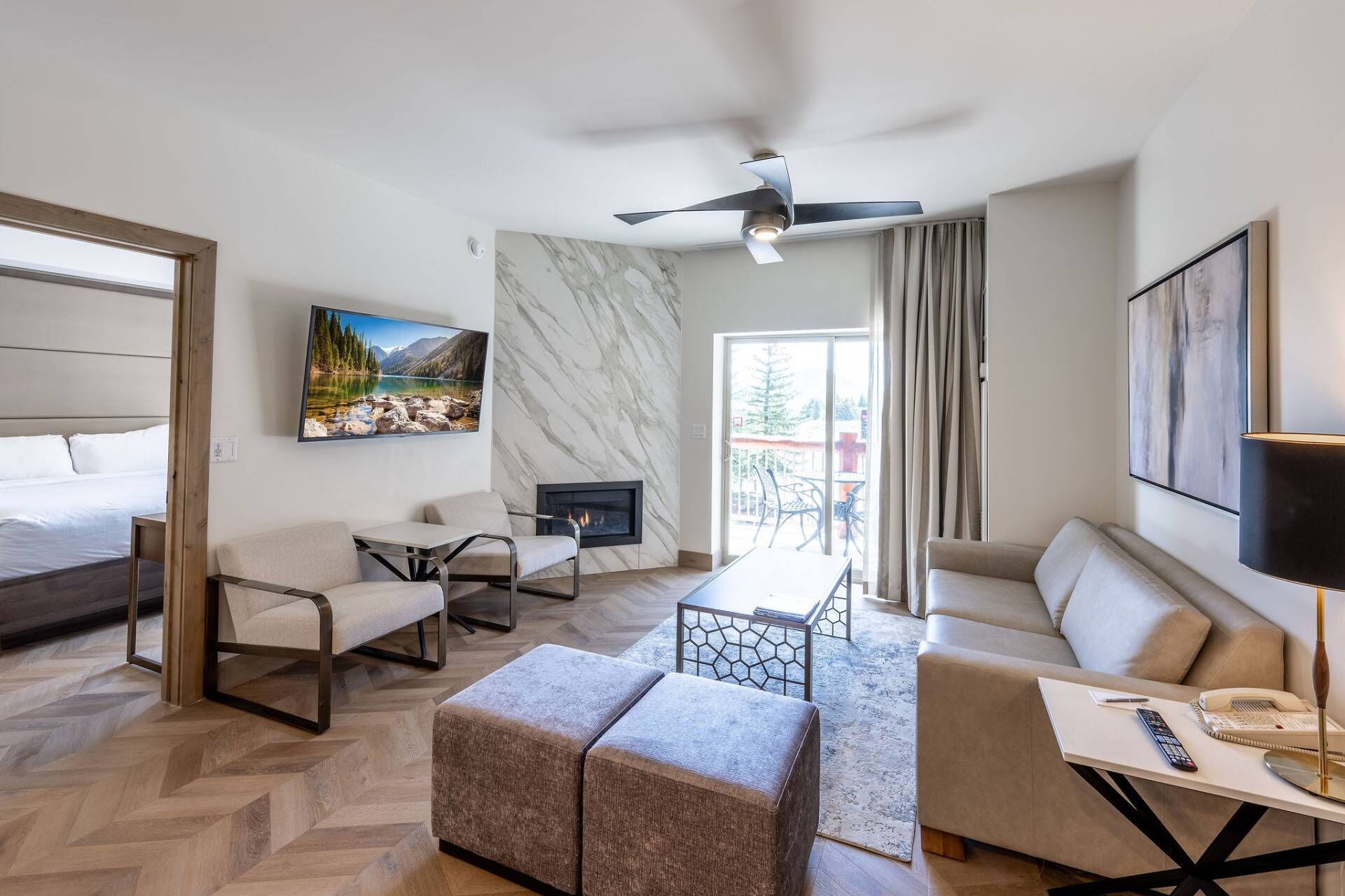 Een televisie, een open haard, een dvd-speler en een computerscherm