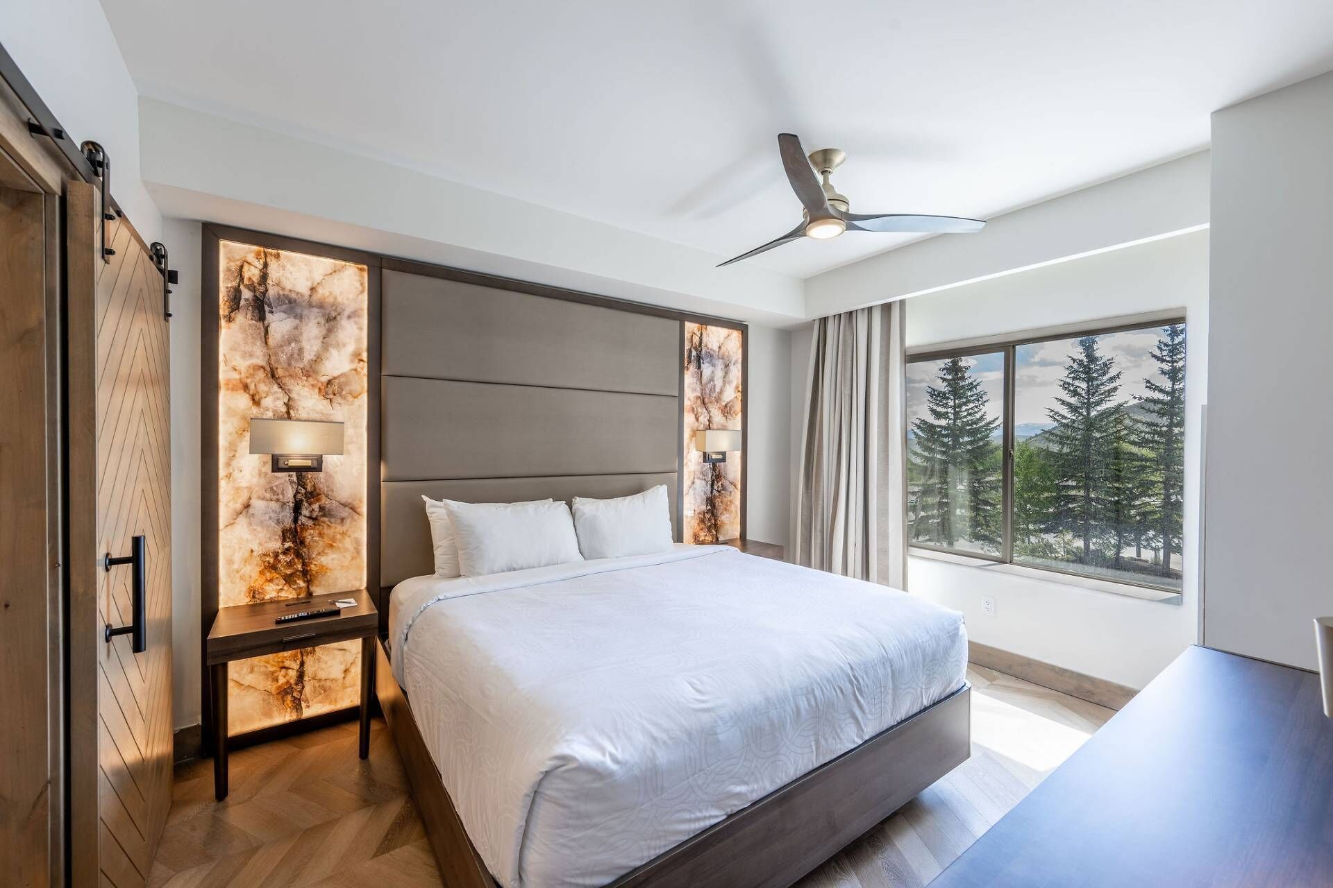 1 slaapkamer, een kluis op de kamer, een bureau