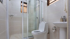 Apartment, 1 Bedroom | Bathroom | Combined shower/tub, towels - Ruby Suites by Edmor Suites (Nairobi)