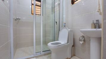 Apartment, 1 Bedroom | Bathroom | Combined shower/bathtub, towels