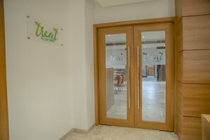 Se sirven desayunos, almuerzos y cenas; cocina local e internacional