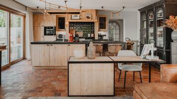 Een koelkast, een microgolfoven, een oven, een kookplaat