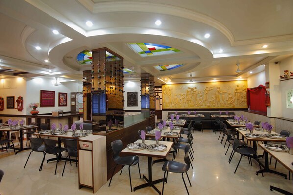 Restaurant - Hotel Suyash Deluxe (Pune)