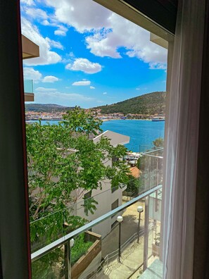 Standard Room, 1 Double Bed, Partial Sea View, Sea Facing | Minibar, free WiFi, bed sheets - Sahil Otel (Cesme)