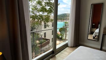 Chambre Standard avec lits jumeaux, 2 lits une place, vue partielle sur la mer, vue mer | Minibar, Wi-Fi gratuit, draps fournis