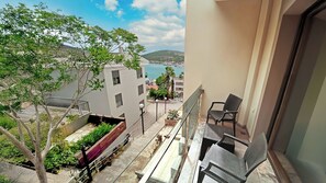 Standaard kamer, 1 tweepersoonsbed, gedeeltelijk uitzicht op zee, uitzicht op zee | Een minibar, gratis wifi, beddengoed