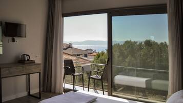 Standard Room, 1 Double Bed, Partial Sea View, Sea Facing | Minibar, free WiFi, bed sheets