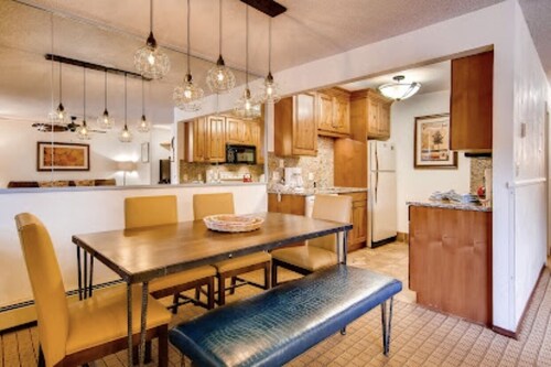 Eagle Point Vail - One bedroom - Sleeps 4 - Full Kitchen - Shuttle to Ski Area