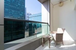 City Double Room | Balcony - Dream Inn Apartments - Cour Jardin (Dubai)