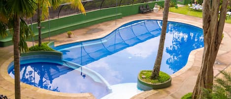 Una piscina al aire libre