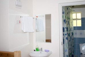 Combined shower/bathtub, towels - Maya's Guest House (Nyeri)