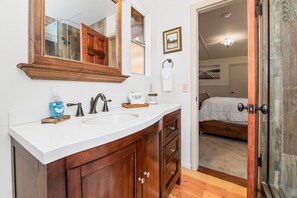 Combined shower/bathtub, hair dryer, towels