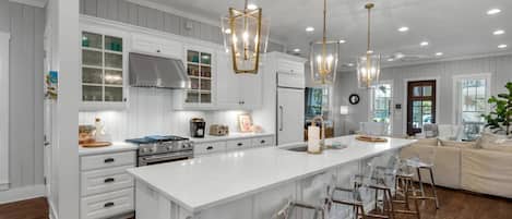 Een koelkast, een microgolfoven, een vaatwasser