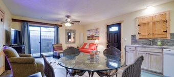 Fort Worth Home w/ Patio: 5 Mi to Dtwn!
