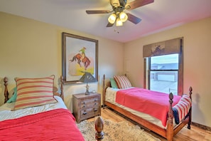 2 bedrooms, iron/ironing board, Internet, bed sheets - Fort Worth Apt < 5 Mi to Downtown! (Fort Worth)