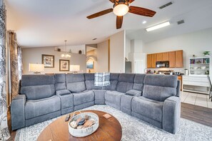 TV, video game console, table football, books - 11 Mi to Disney: Family-Friendly Home in Davenport (Davenport)