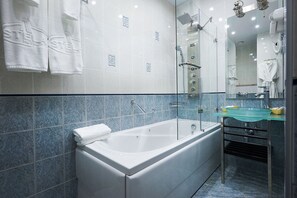 Habitación empresarial - 1 cama matrimonial o 2 individuales | Baño | Pantuflas