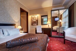 Perusstudio | Tallelokero huoneessa, työpöytä, pimennysverhot, silitysrauta/-lauta