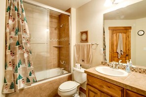 Articles de toilette gratuits, sèche-cheveux, serviettes fournies