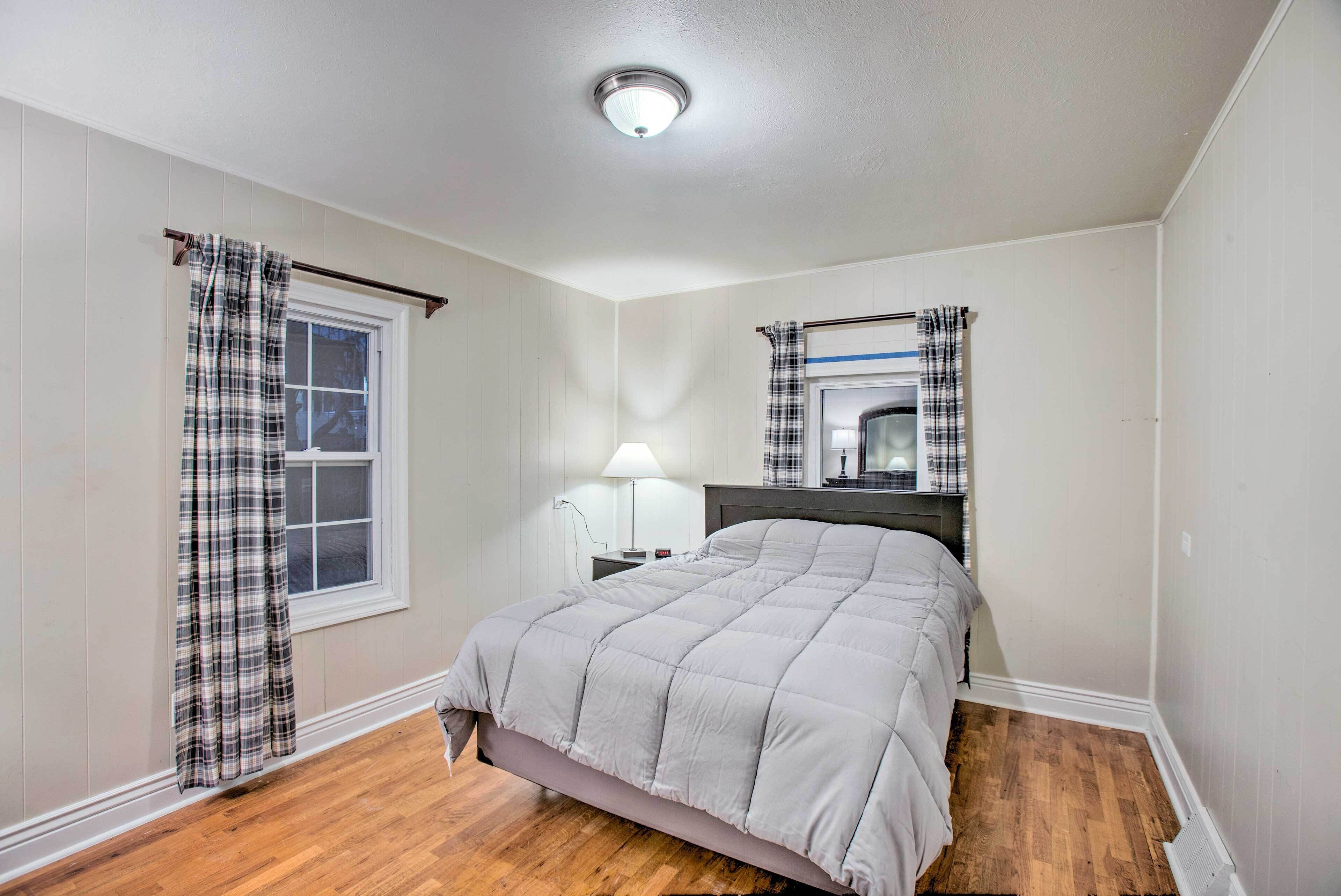 2 bedrooms, desk, iron/ironing board, travel crib